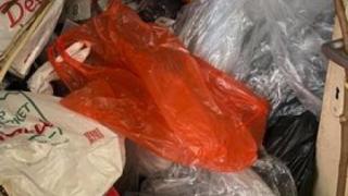 Шокиращи кадри: Жена вегетира под тонове боклуци в дома си в Пловдивско