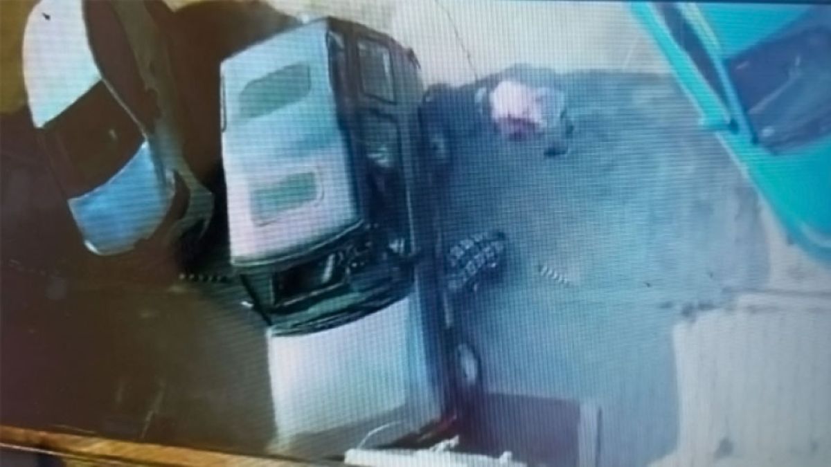 Не е за вярване каква простотия направи този шофьор, за да паркира джипа си на пъпа на София СНИМКА 