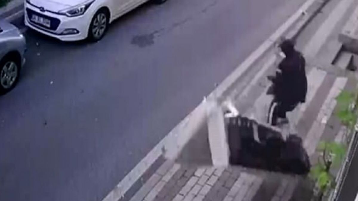 Мъж грабна стария си диван и го хвърли през прозореца, а долу... ВИДЕО 