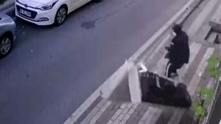 Мъж грабна стария си диван и го хвърли през прозореца, а долу... ВИДЕО 