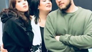 Срамота! ТВ водеща призна, че е водила непълнолетните си деца на стриптийз ВИДЕО