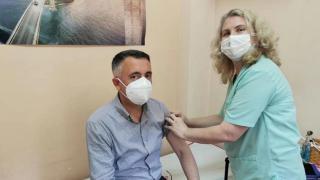 И кметът на Кърджали се ваксинира СНИМКИ
