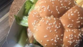 Младежи си взеха бургер от Макдоналдс и изтръпнаха от погнуса СНИМКА 