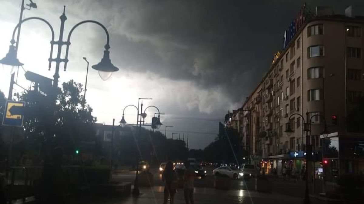 В София е като след война след страшната буря ВИДЕО 