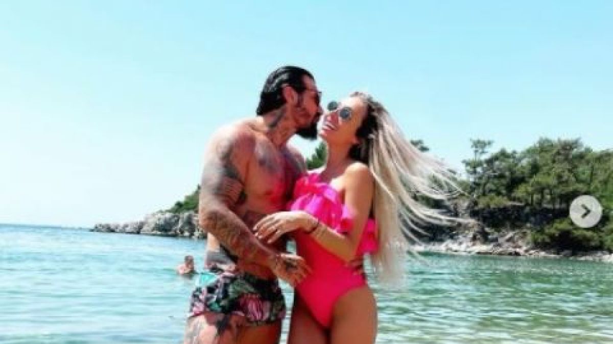 Ето къде се отдадоха на плажни ласки Златка и Благой СНИМКИ 18+