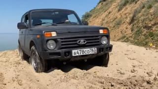 Мистериозна Super Niva бучи като танк и гази плаж ВИДЕО