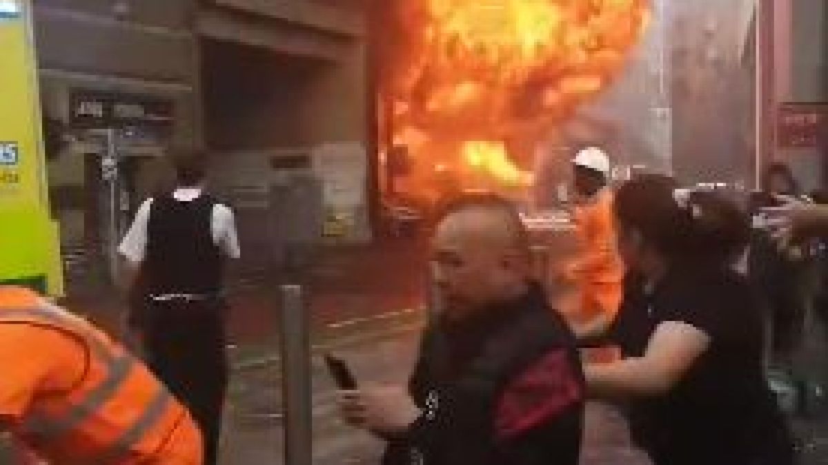 Истински ужас в лондонското метро, чуват се писъци и взривове! ВИДЕО 