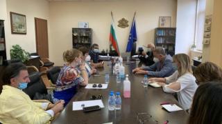 Здравният министър с обещания пред бизнеса за влизането на чуждите туристи