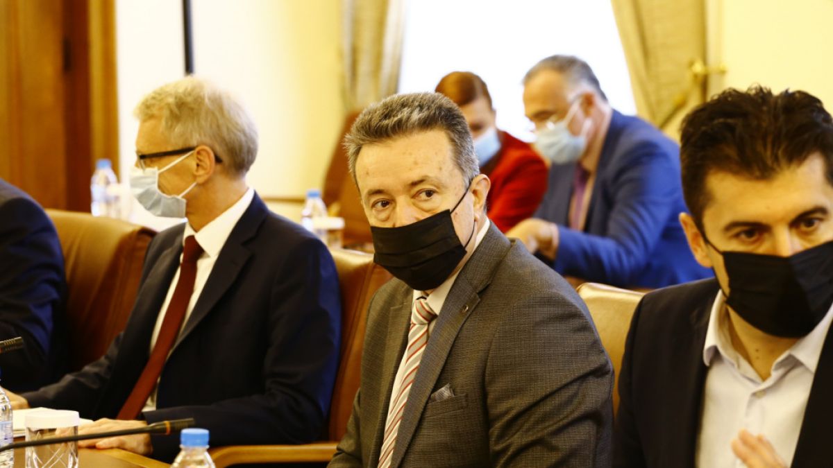 И Янаки Стоилов мина в лагера на манипулаторите