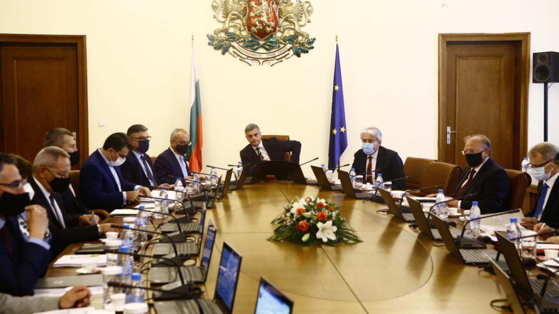 Хората на Янев спряха строежа на...