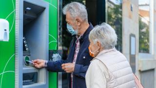Адемов предупреди за два капана с пенсиите, възрастните хора изтръпнаха 