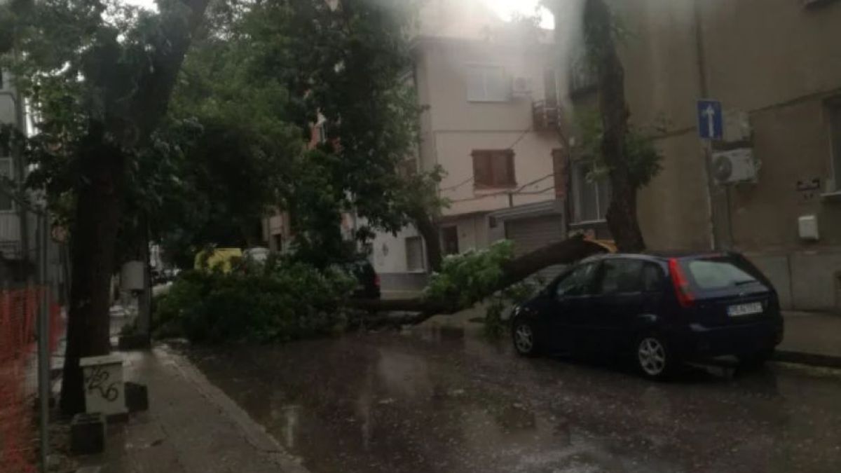 Страшна буря удари Пловдив, положението е повече от опасно СНИМКИ