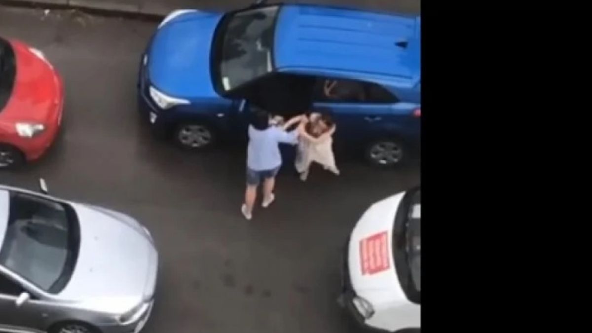 Шофьорки не могат да се разминат, спретнаха си як бой на улицата ВИДЕО 18+