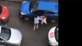 Шофьорки не могат да се разминат, спретнаха си як бой на улицата ВИДЕО 18+