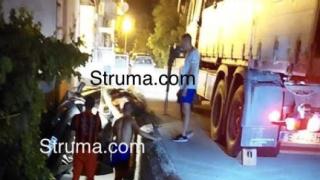 Куриозна катастрофа в Благоевград: Дама разсея шофьора и... СНИМКИ