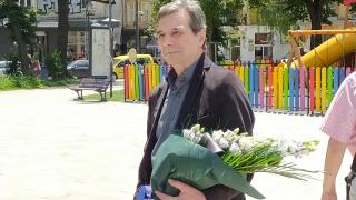 Опечалени близки и приятели изпратиха Евгений Бакърджиев в последния му път СНИМКИ