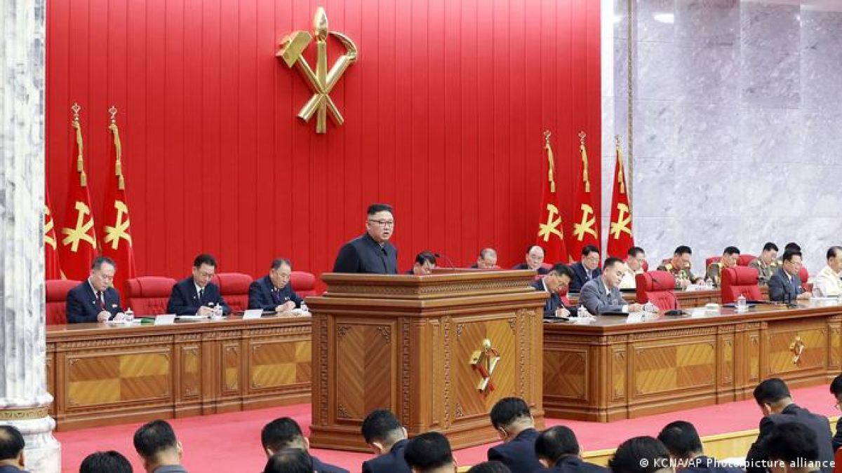 КНДР не спира да плаче за Ким Чен Ун, а страшна мистерия обви...