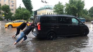 Какво да правим с колата след проливен дъжд и как да разпознаем колата-"удавник" 