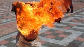 Ужас в София! Мъж се самозапали и...