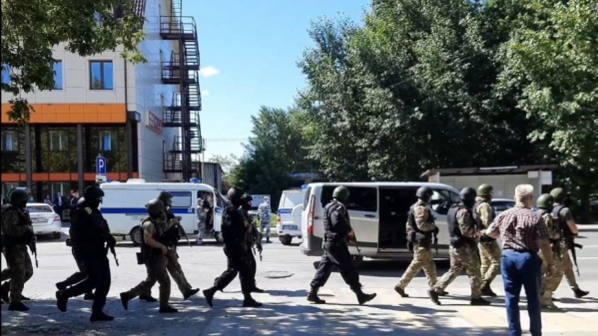 Взеха заложници в банка, похитителят плаши с опасен предмет