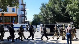 Взеха заложници в банка, похитителят плаши с опасен предмет