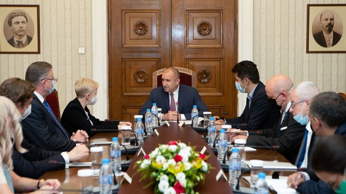 Радев с важна среща на „Дондуков“ 2