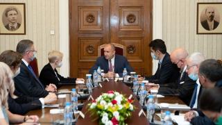 Радев с важна среща на „Дондуков“ 2
