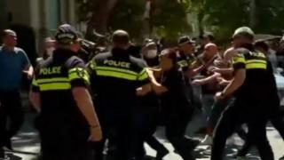 Бунт и кръвопролития срещу гей парада в Тбилиси, жестоки боеве в грузинската столица ВИДЕО 