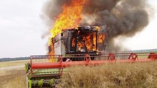 Огнеборци гасиха пламнал комбайн край Русе СНИМКА