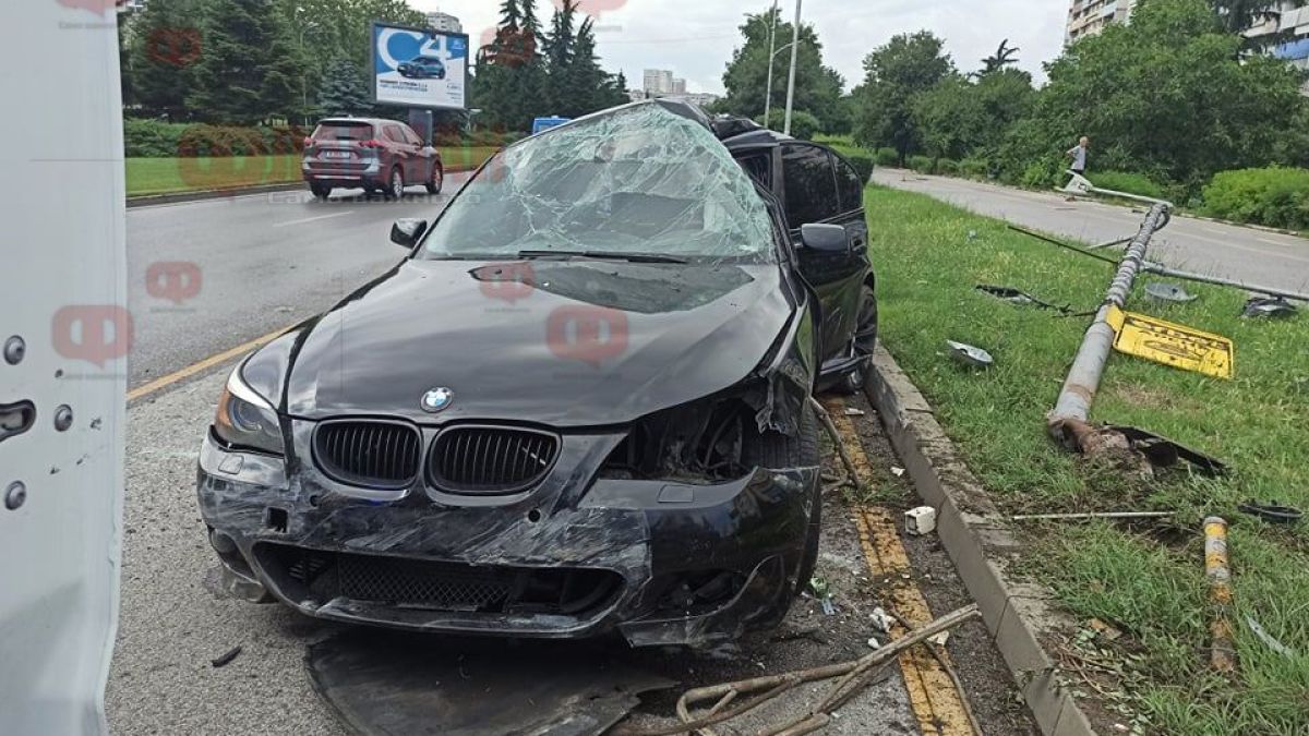 Mлад мъж помля БМВ в зрелищна катастрофа в Бургас СНИМКИ