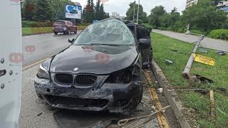 Mлад мъж помля БМВ в зрелищна катастрофа в Бургас СНИМКИ