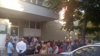 Жители на село Бата на протест пред районното след задържане на кмет от ГЕРБ ВИДЕО