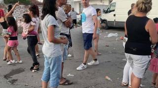 Фото удар в БЛИЦ! Слави превзема ромската махала в столичния кв. "Христо Ботев" с концерт ВИДЕО