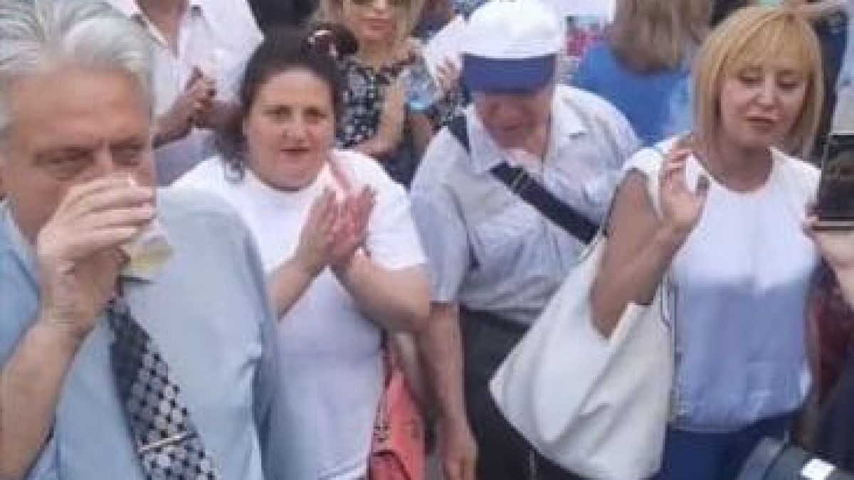 Сензационни СНИМКИ! Какво има в чашката на Рашков?