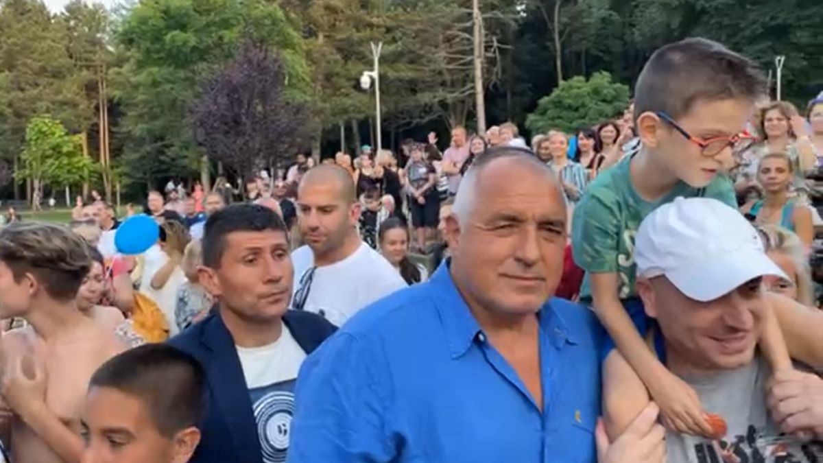 Борисов бе посрещнат с викове "Бойко! Победа!", ето къде ВИДЕО