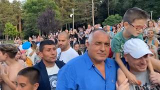 Борисов бе посрещнат с викове "Бойко! Победа!", ето къде ВИДЕО