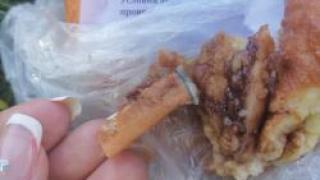 Перничанка си купи поничка, но откри нещо гнусно в нея СНИМКА