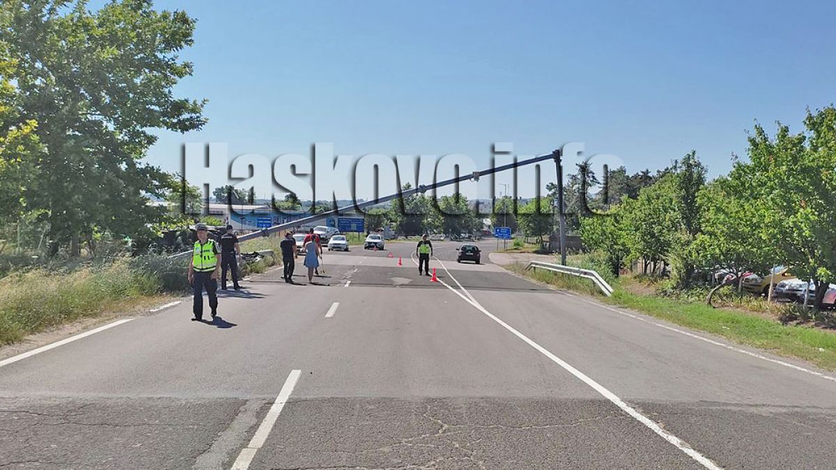 Възрастен шофьор направи голяма беля на изхода на Харманли СНИМКИ 