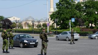 С викове "Аллах Акбар" мъж се нахвърли на полицаи и... 