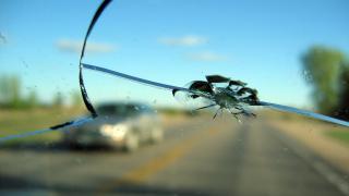 Как бързо да премахнете пукнатина на предно стъкло на кола