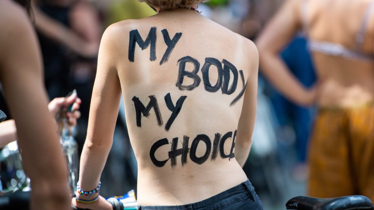 Голи велосипедистки на протест в Берлин- искат да са топлес ВИДЕО 18+