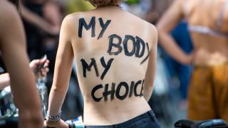 Голи велосипедистки на протест в Берлин- искат да са топлес ВИДЕО 18+