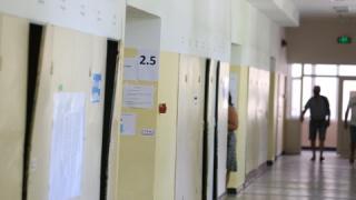 Кюстендил – стаите за гласуване са празни, а кафенетата – препълнени
