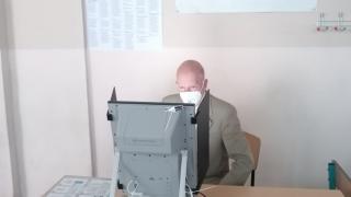 И Царят упражни правото си на вот СНИМКИ 