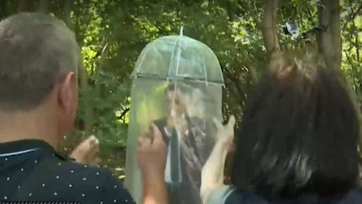 Румен Бахов показа ново изобретение за политици срещу народната "любов" ВИДЕО