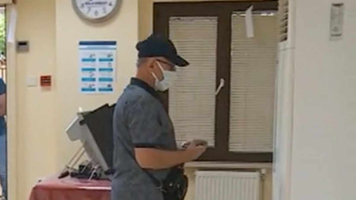 Куриоз: В Турция мъж се опита да гласува… с климатика ВИДЕО 