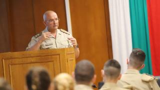 Ген. Мутафчийски с реч пред курсанти, която трябва да чуе цяла България СНИМКИ