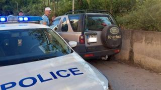 Мистерия с труп на млад мъж в джип в покрайнините на Търново СНИМКИ 