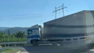 Тираджия втрещи с безумна маневра на Пловдивското околовръстно ВИДЕО 