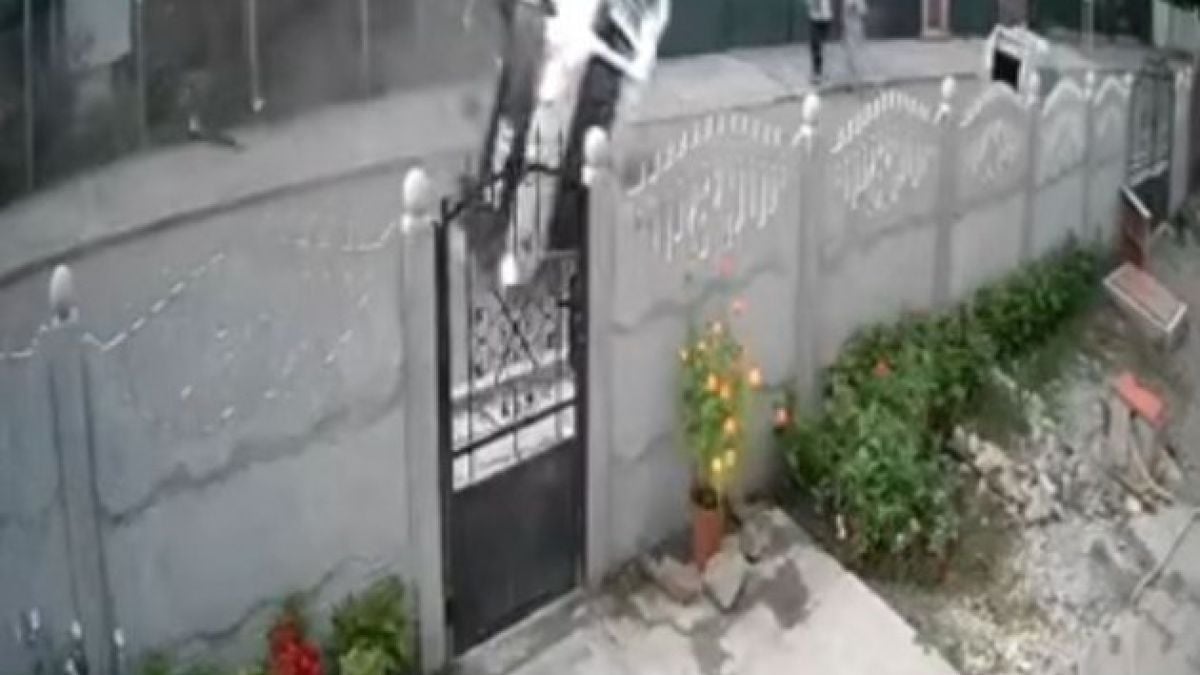 Невиждано меле в Бургас. Кола се преобърна и стана страшно ВИДЕО